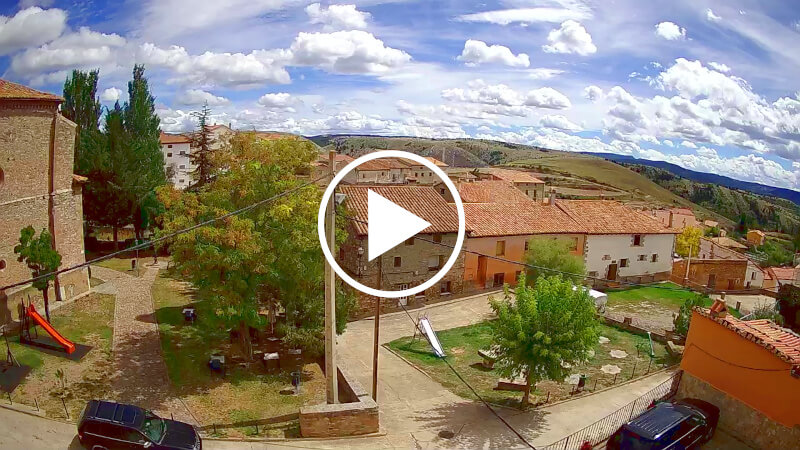 Cámara web en directo de Monteagudo del Castillo con vista desde el Ayuntamiento hacia la Plaza Mayor.
