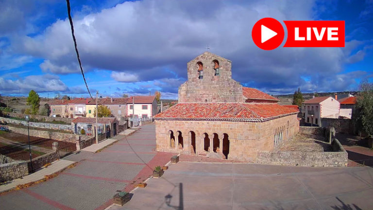 Webcam Saúca muestra la vista a la Iglesia románica de Nuestra Señora de la Asunción del siglo XIII. Saúca se emplaza en la cuenca del río Henares, a 1104 metros de altitud en la comarca de la Serranía Norte, Provincia Guadalajara, comunidad autónoma Castilla-La Mancha en España.